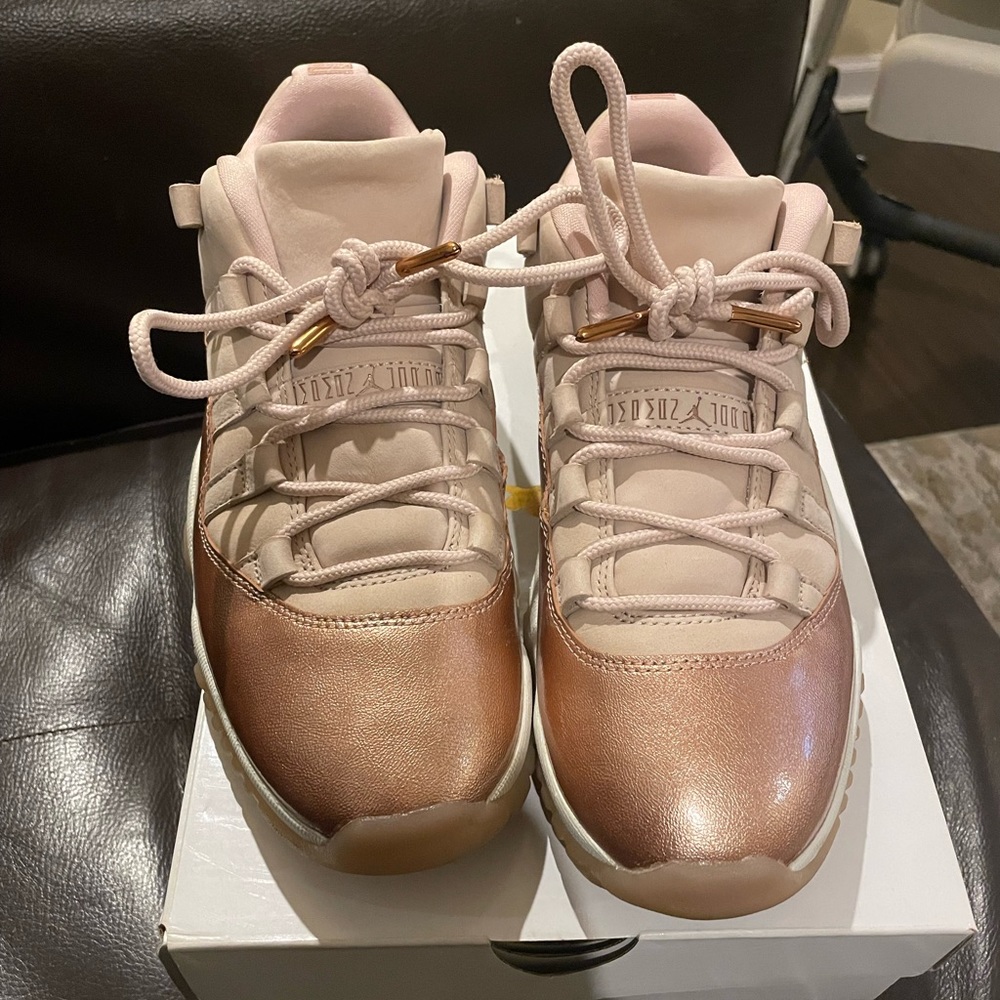 JORDAN 11 low rose gold